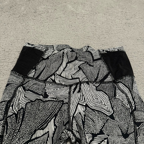 LULULEMON Pace Rival Crop Dottie Tribe Leggings Size 6 Inseam 25" Black White - Picture 4 of 10